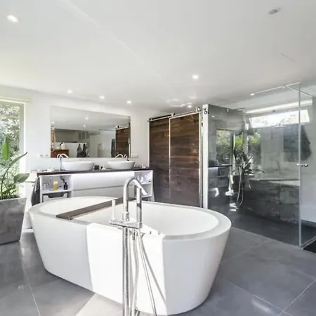 Stylish Ibiza Near Beaches Private Pool & Lush Garden *
