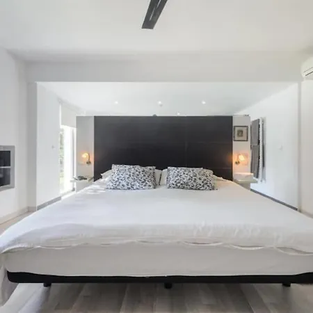 Stylish Ibiza Near Beaches Private Pool & Lush Garden *