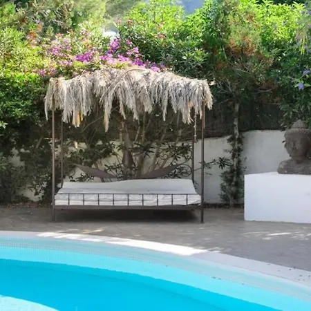 Stylish Ibiza Near Beaches Private Pool & Lush Garden וילה