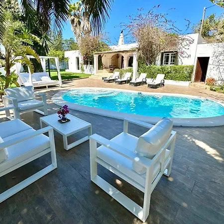 Stylish Ibiza Near Beaches Private Pool & Lush Garden וילה